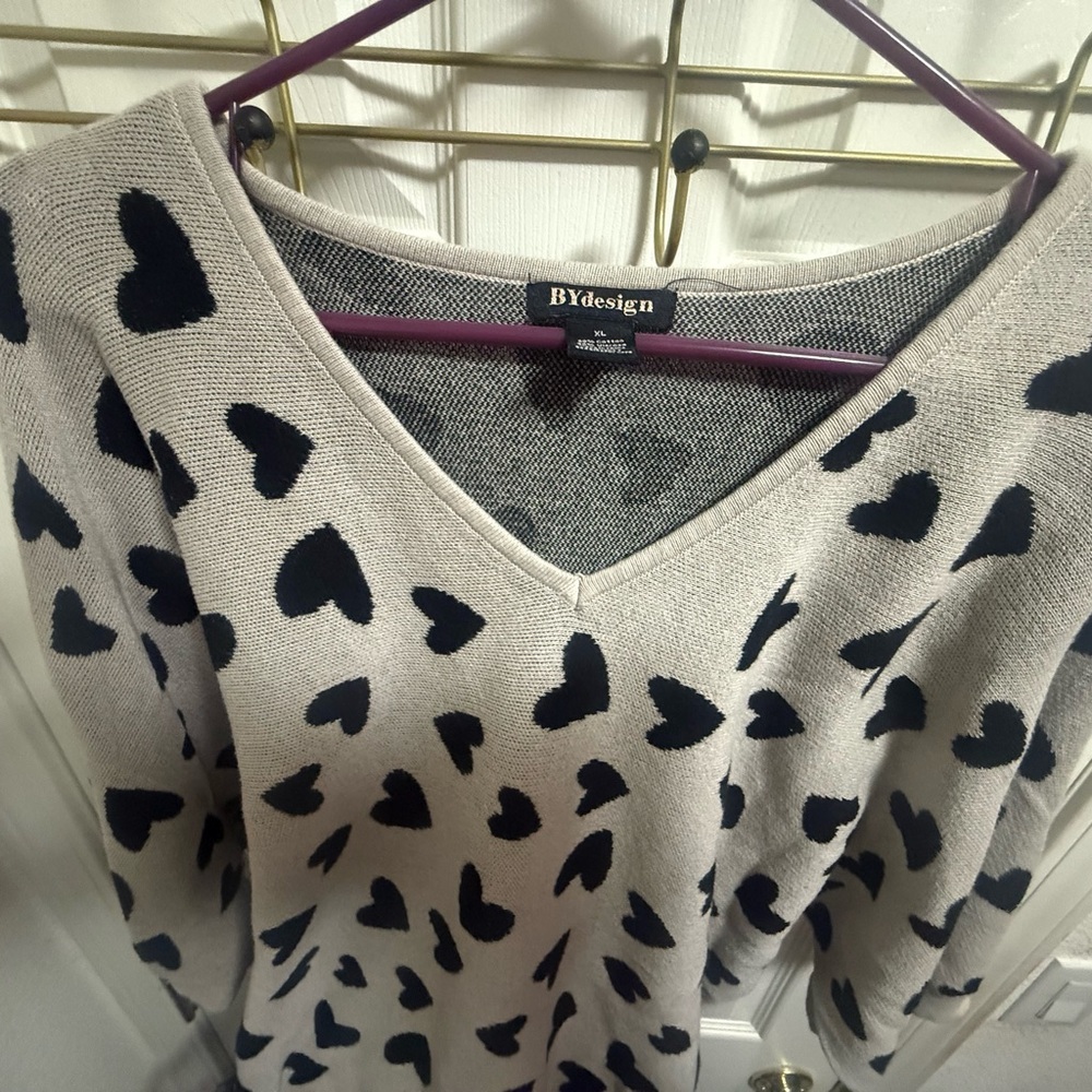 BYdesign Women's V-Neck Heart Sweater - Cream and Black